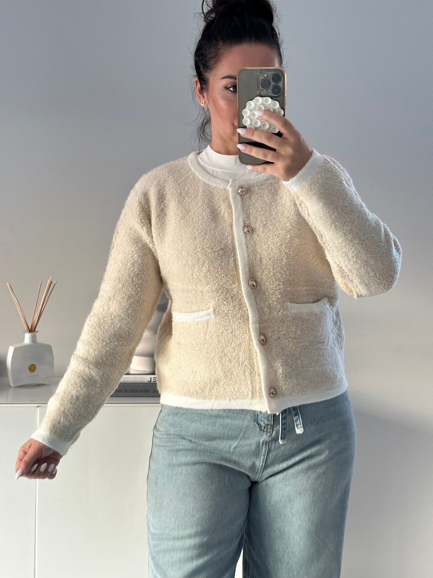 Strickjacke aus Boucle mit goldenen Knöpfen